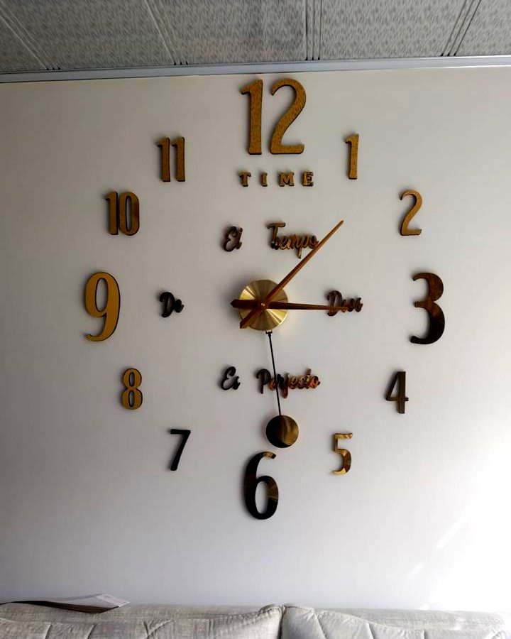 Pared con reloj 3D MegaXtoria instalado