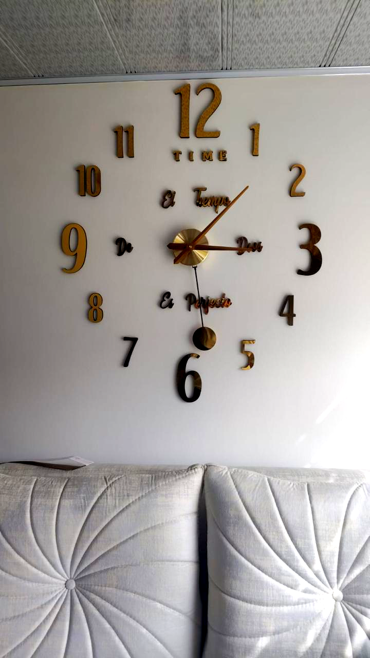 Reloj de pared 3D instalado en la casa de un cliente