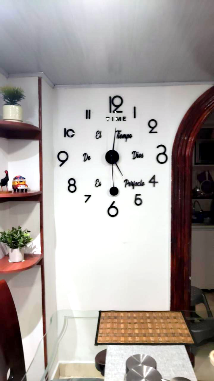 Reloj de pared 3D instalado en la casa de un cliente