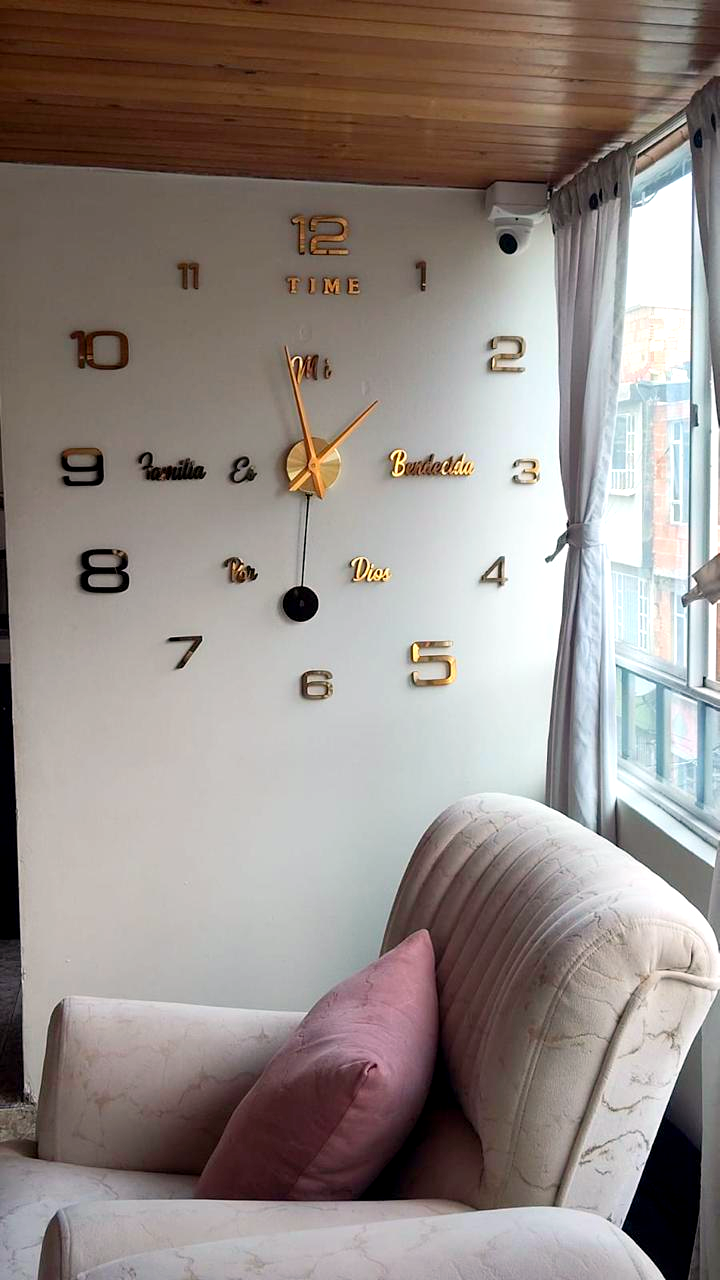 Reloj de pared 3D instalado en la casa de un cliente