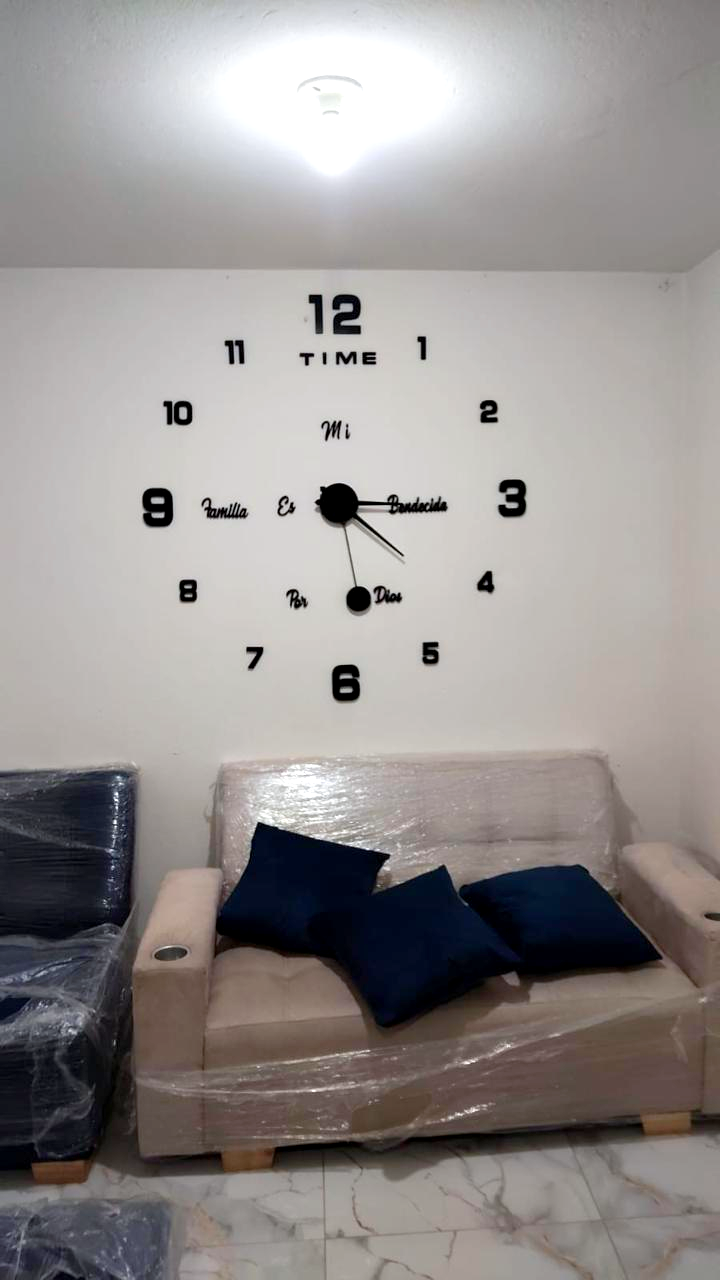 Reloj de pared 3D instalado en la casa de un cliente