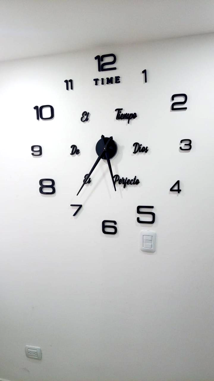 Reloj de pared 3D instalado en la casa de un cliente