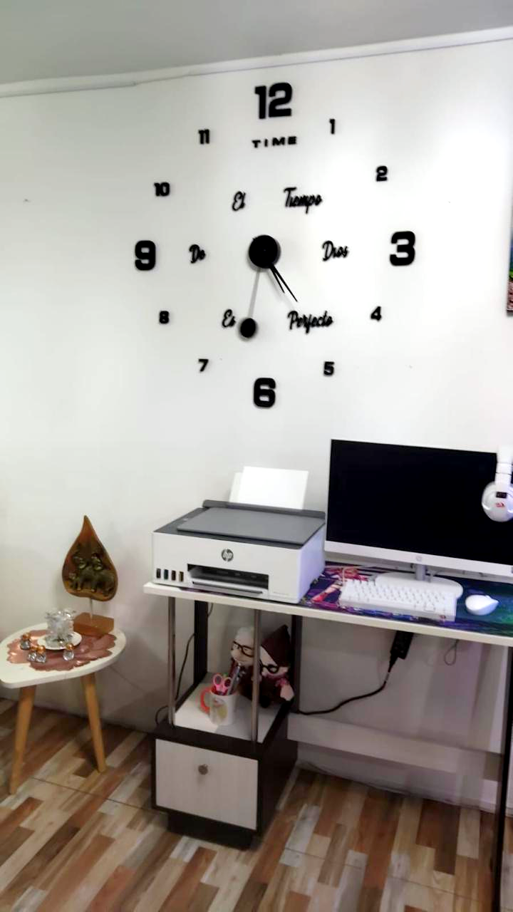 Reloj de pared 3D instalado en la casa de un cliente