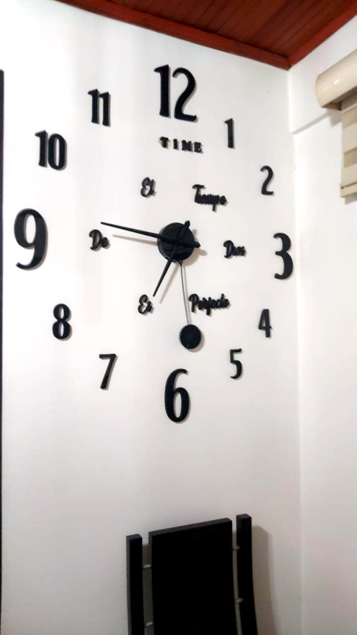 Reloj de pared 3D instalado en la casa de un cliente