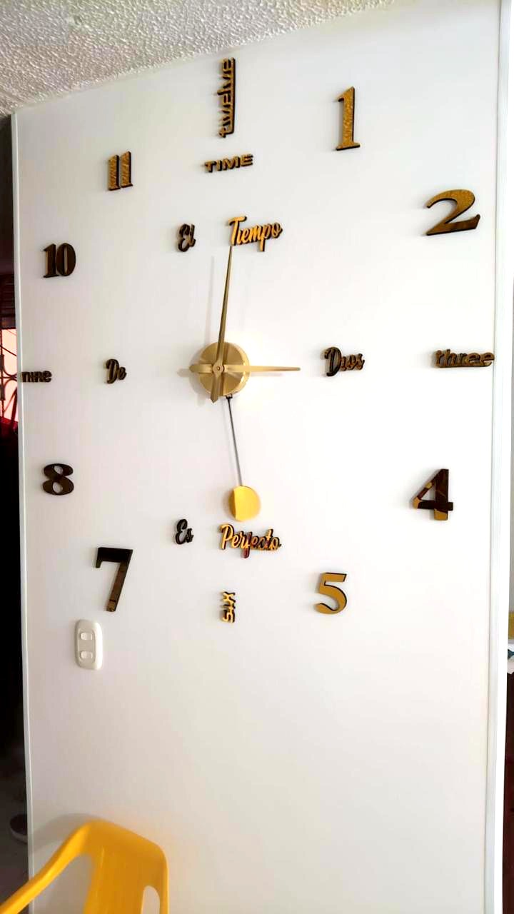 Reloj de pared 3D instalado en la casa de un cliente