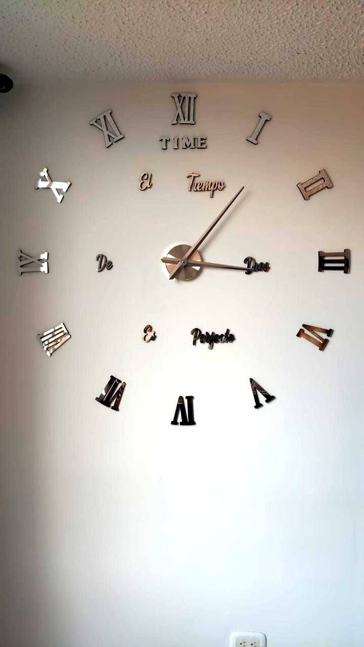 Reloj de pared 3D instalado en la casa de un cliente